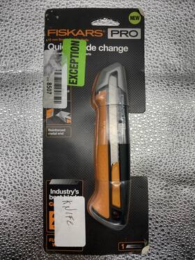 770220 Fiskars Americas Pro 6 Inch Retractable Snap-off Utility Knife Orange 1 Pk
